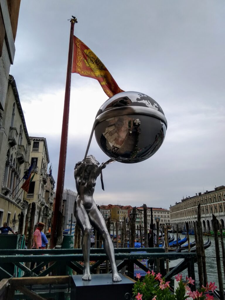 Lorenzo Quinn scultura